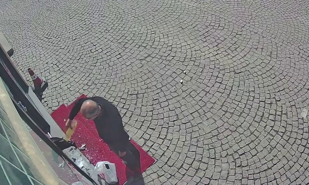 parke tasiyla eczanenin camini kirdi aycicegi yagiyla kundaklamak istedi 2 1VHHEEvY