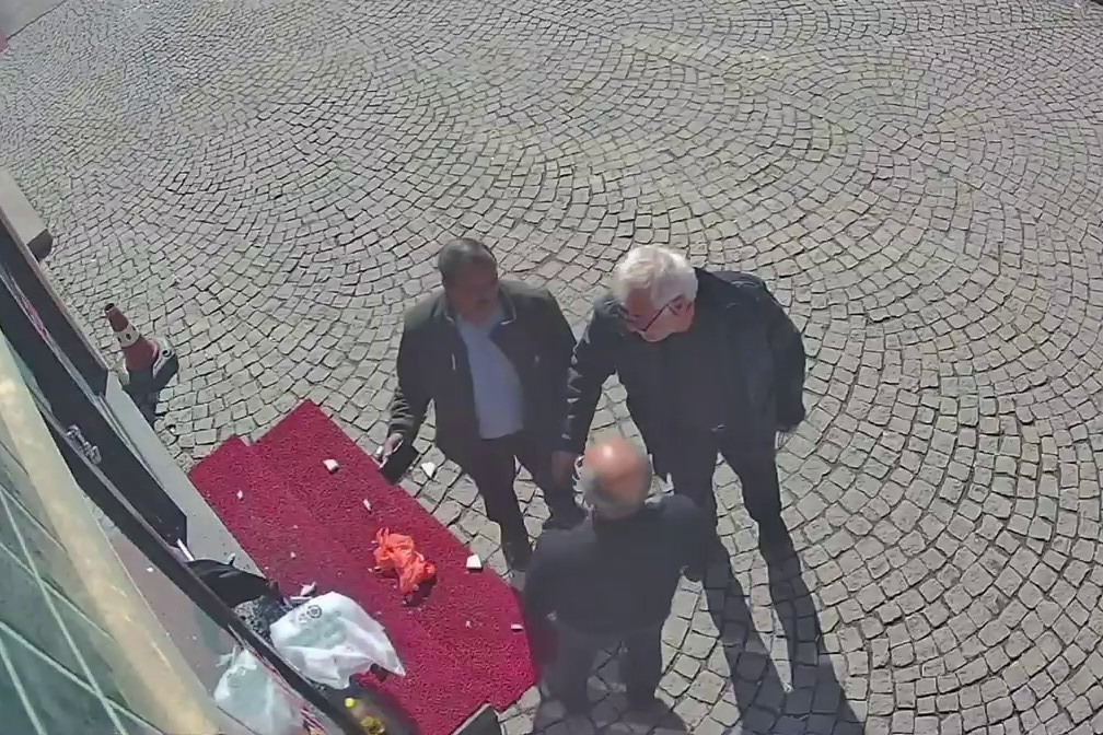 parke tasiyla eczanenin camini kirdi aycicegi yagiyla kundaklamak istedi 3 zG2D5KzE