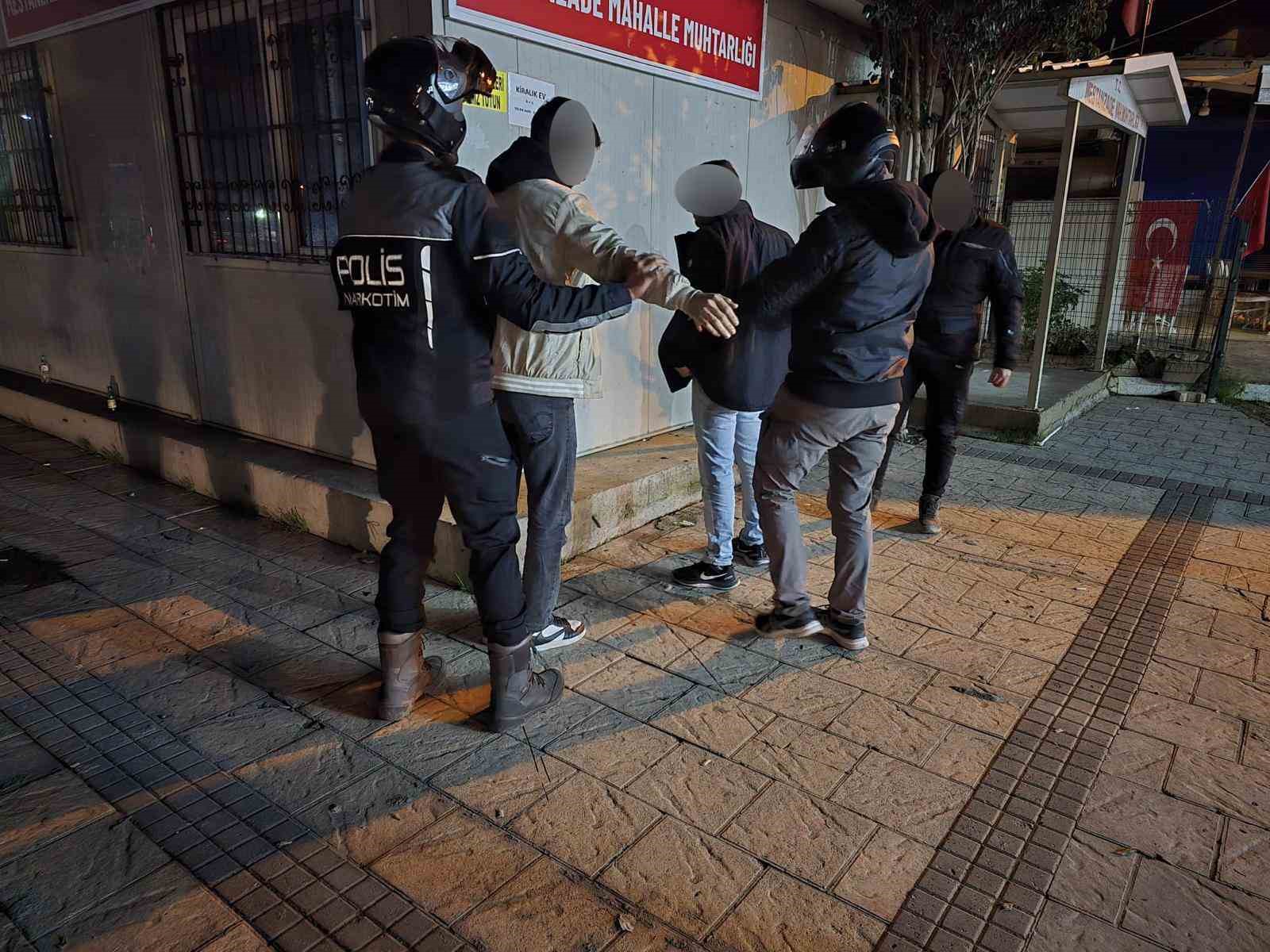parklarda sokaklarda uyusturucu icen 12 kisi sucustu yakalandi 0 MRP3KccR