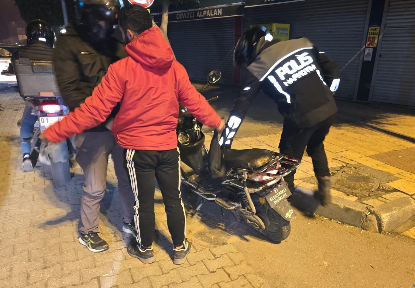 parklarda sokaklarda uyusturucu icen 12 kisi sucustu yakalandi 1 qUergGKp