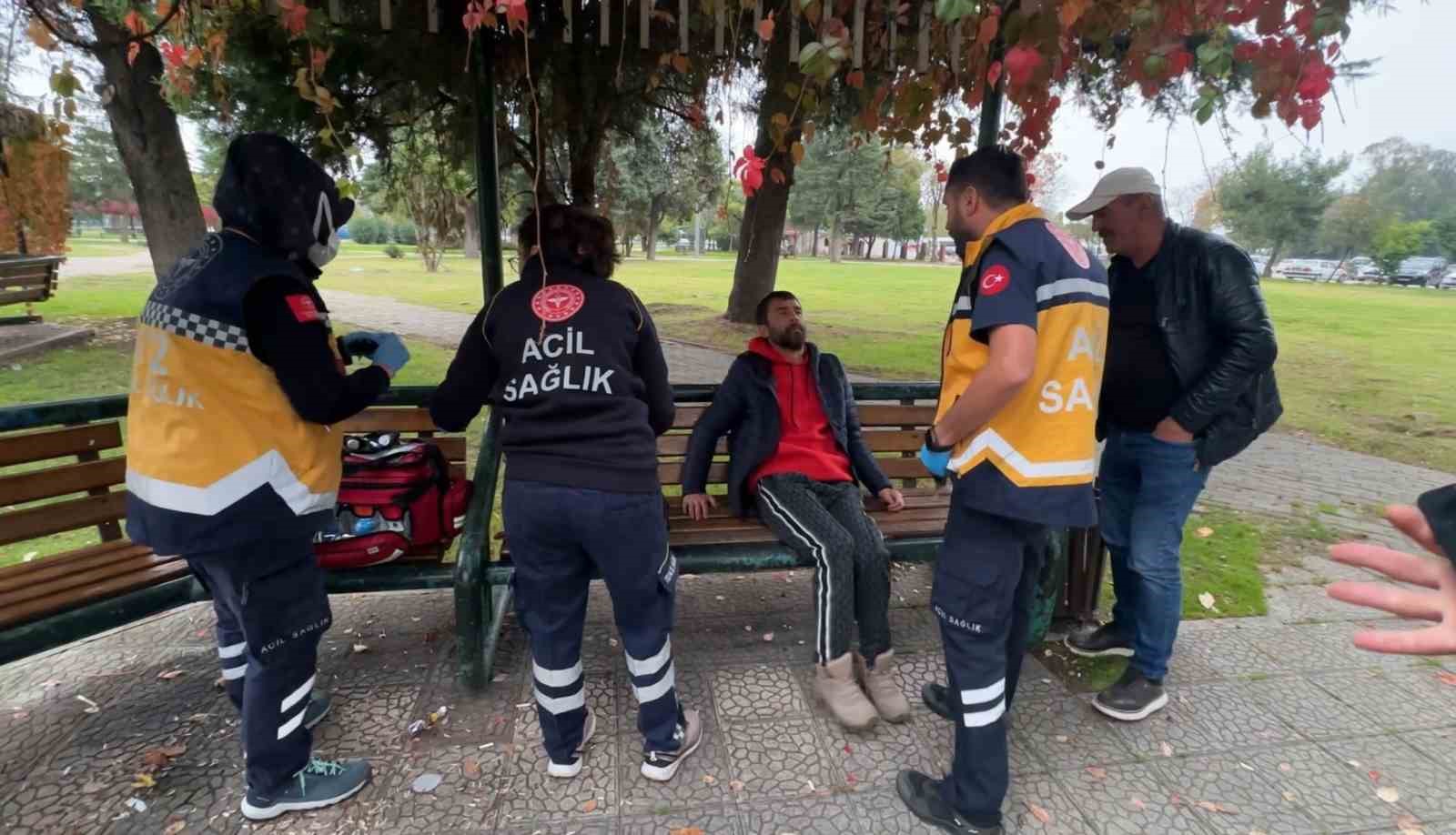 Parkta alkol alıp sızan şahıs hastanelik oldu 6 parkta alkol alip sizan sahis hastanelik oldu 2 4aYiz6bN