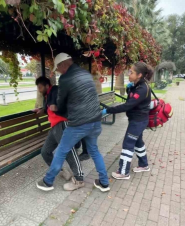 parkta-alkol-alip-sizan-sahis-hastanelik-oldu-plkL2er5.jpg