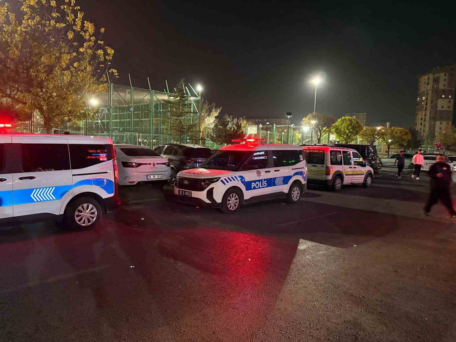 parkta bicakli kavga 1 yarali 3 u1M26ZIi