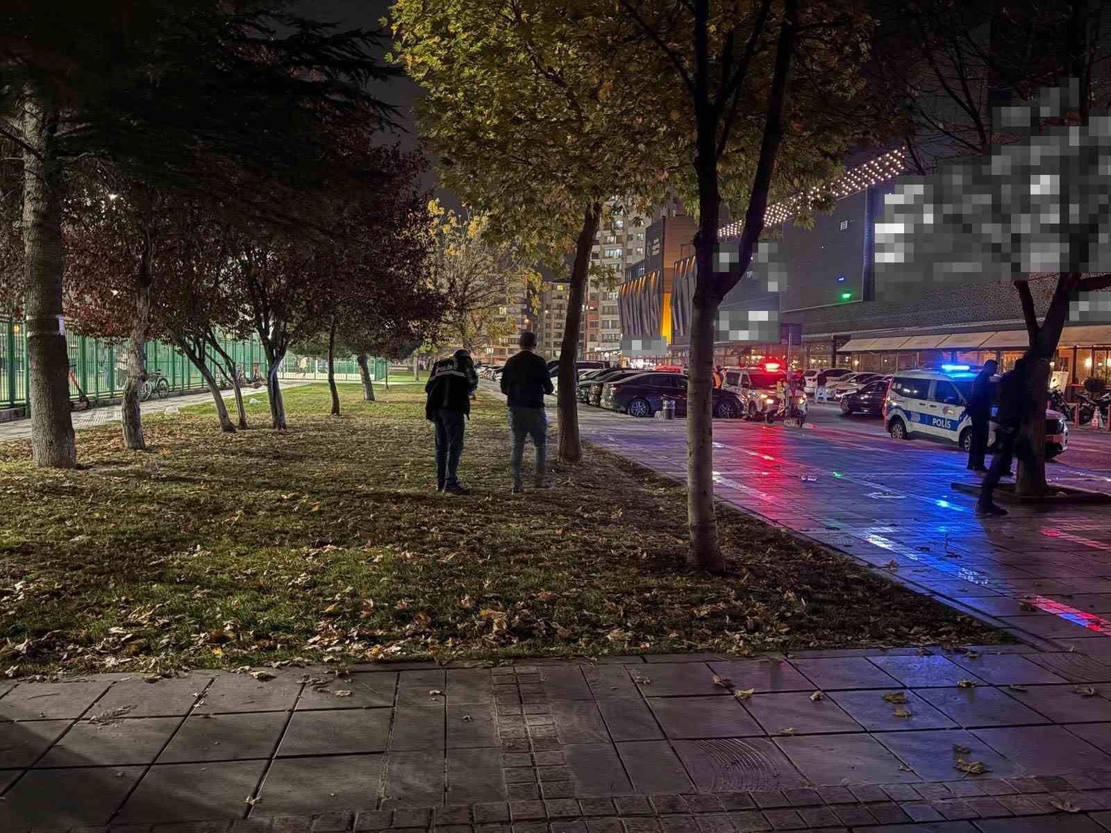 parkta bicakli kavga 1 yarali 4 4EuXUMEL