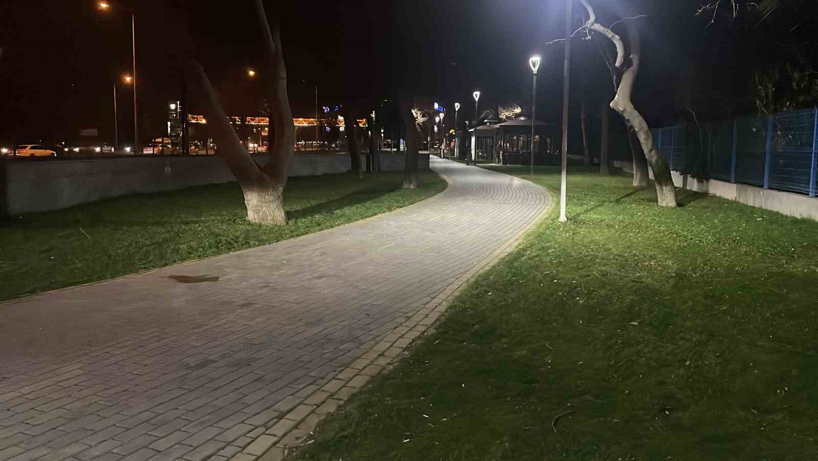 parkta bicakli kavga 3 kisi yaralandi 0 5fO9rCNr