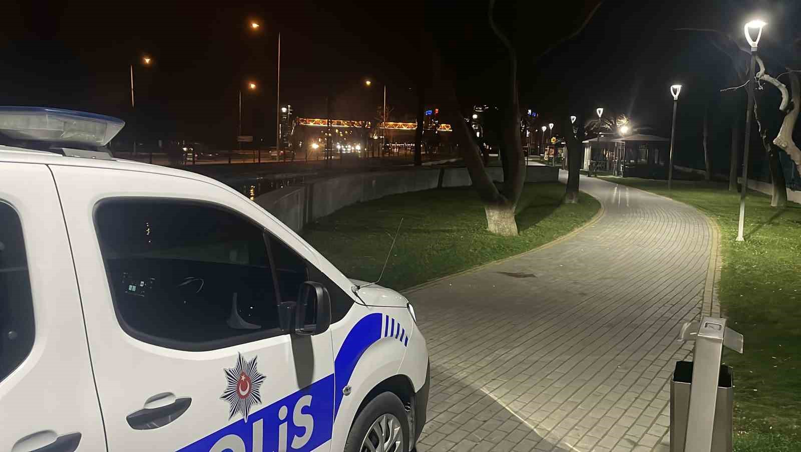 parkta bicakli kavga 3 kisi yaralandi 1 wzKIyHmi