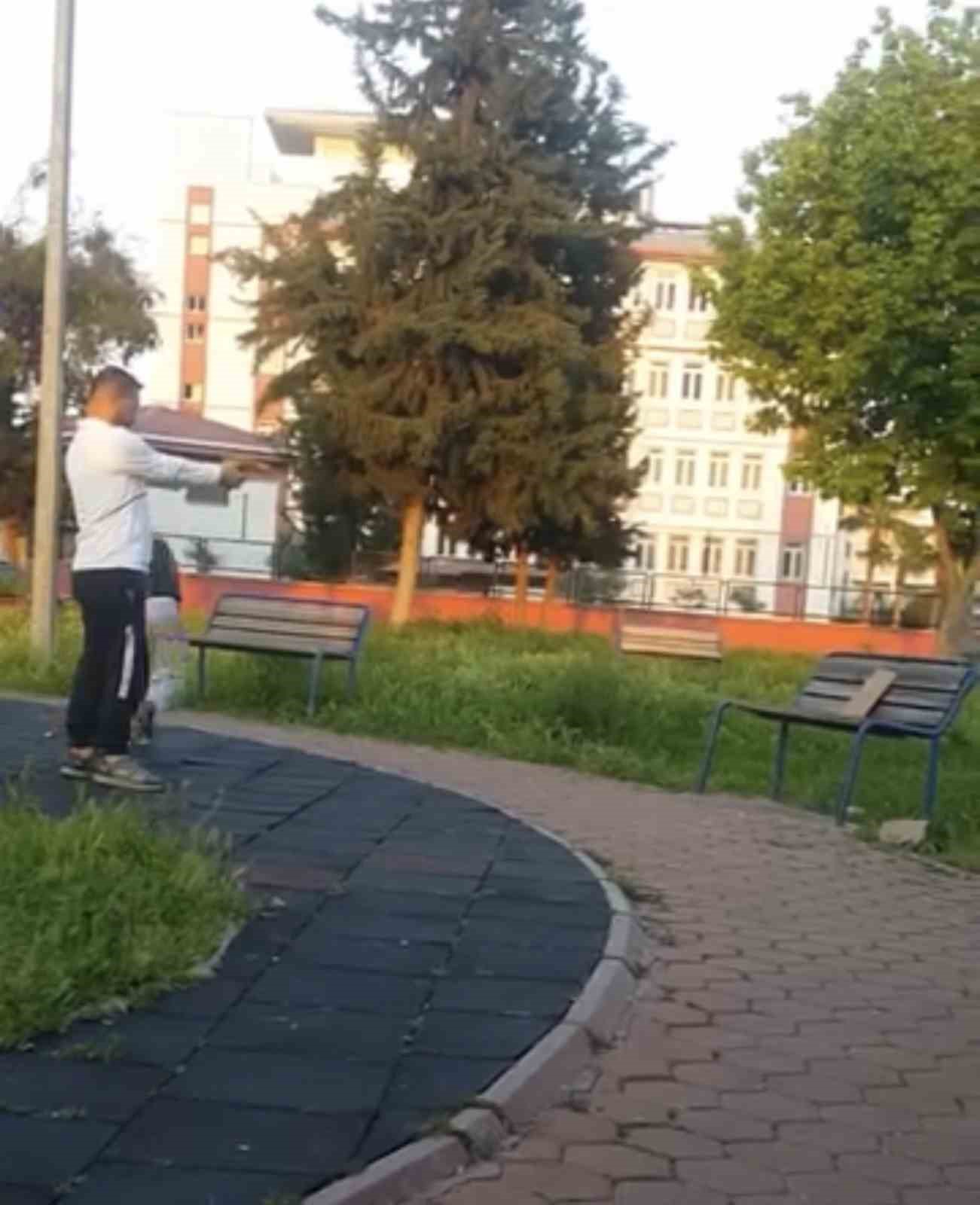 parkta cocuga oyuncak silahla atis talimi yaptirdi 0 29gHbNK5