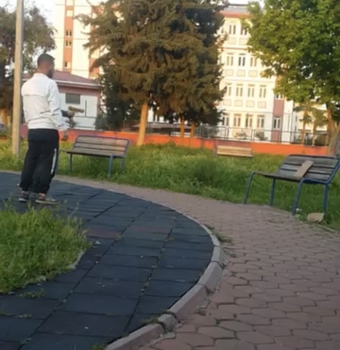parkta cocuga oyuncak silahla atis talimi yaptirdi 1 iAqMKmhF