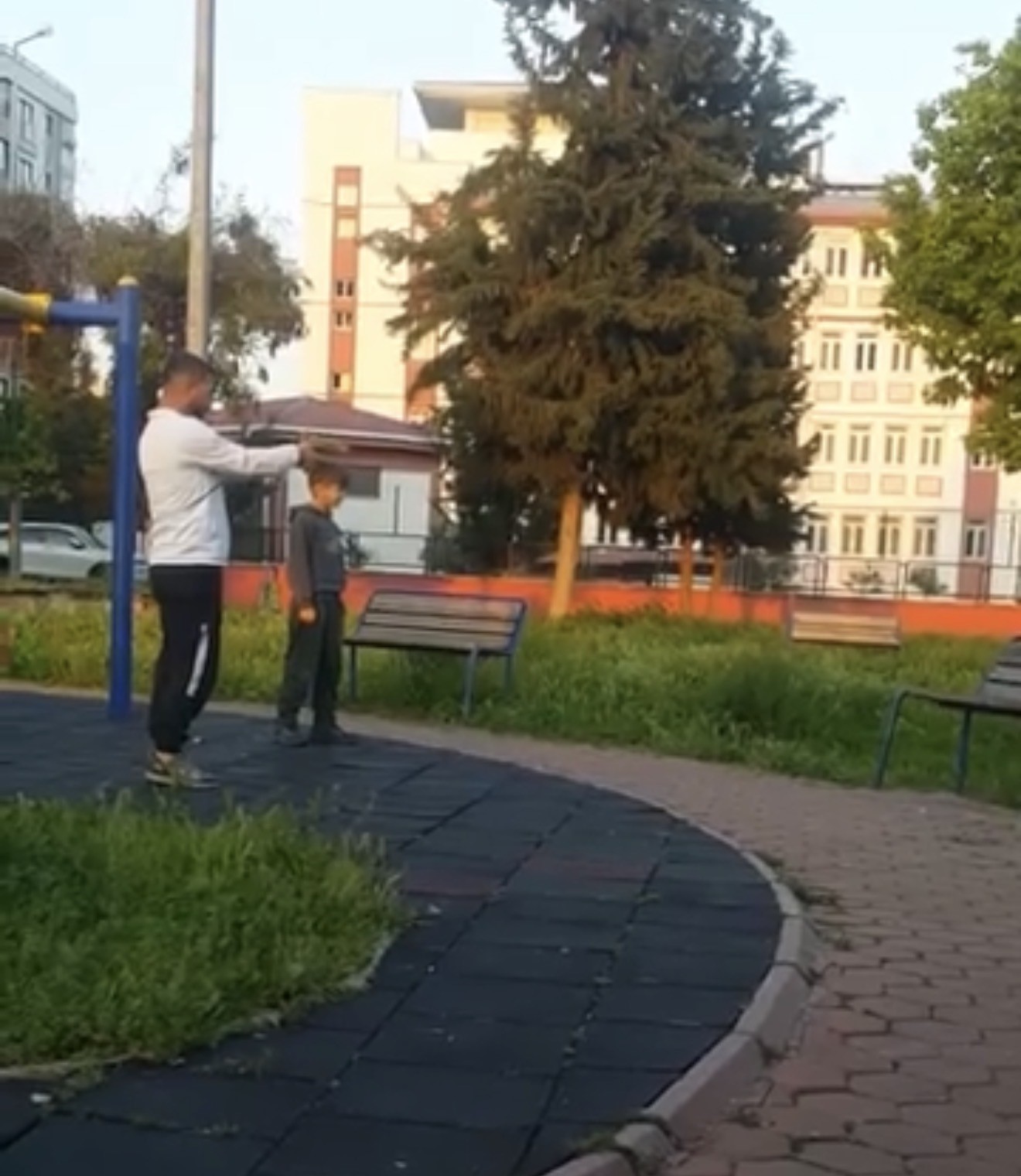 parkta cocuga oyuncak silahla atis talimi yaptirdi 2 58l5Tvug