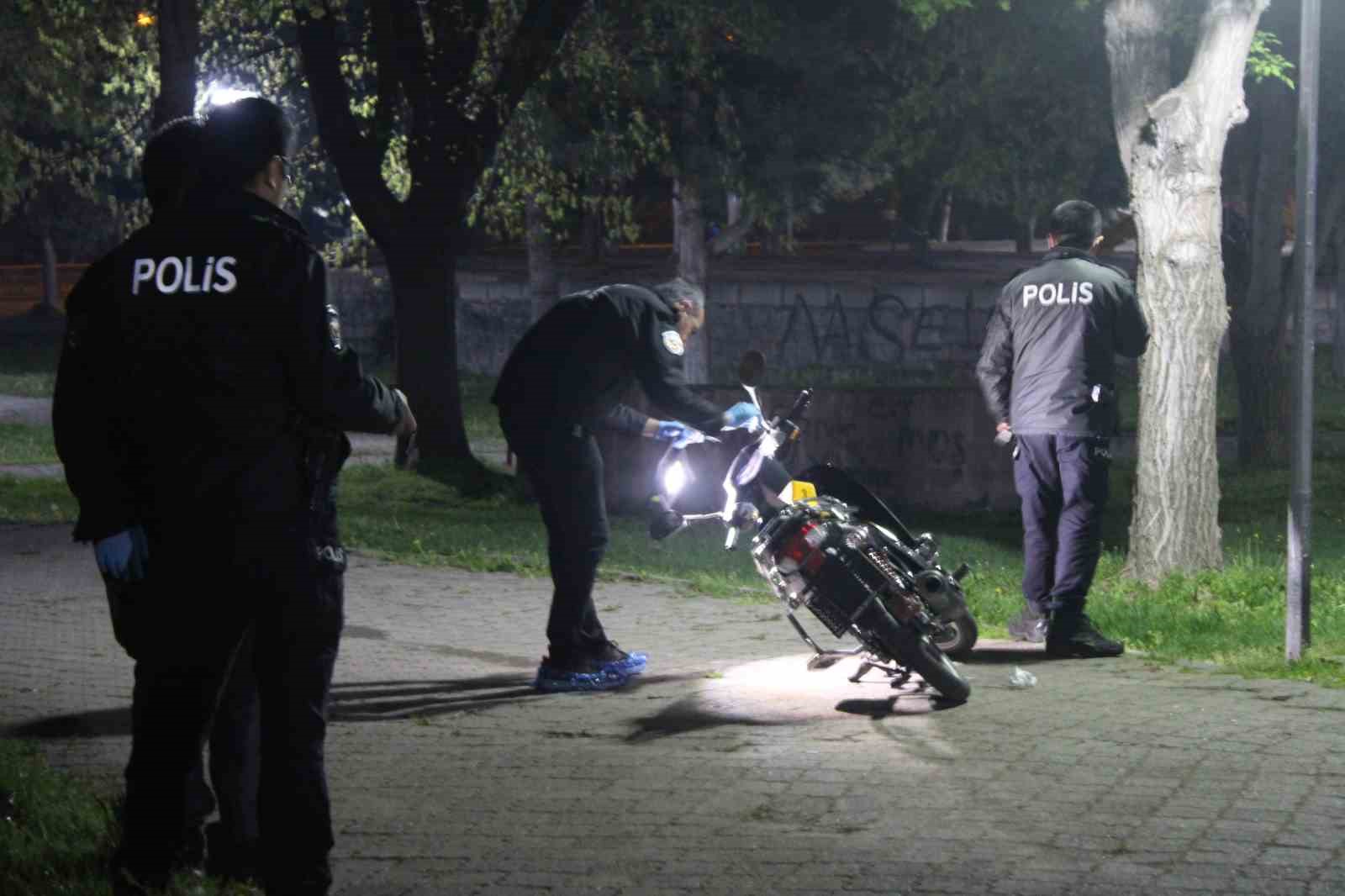 Parkta iki grup tabanca ve bıçakla birbirine girdi: 2 yaralı 4 parkta iki grup tabanca ve bicakla birbirine girdi 2 yarali 0 4zDt5lHr