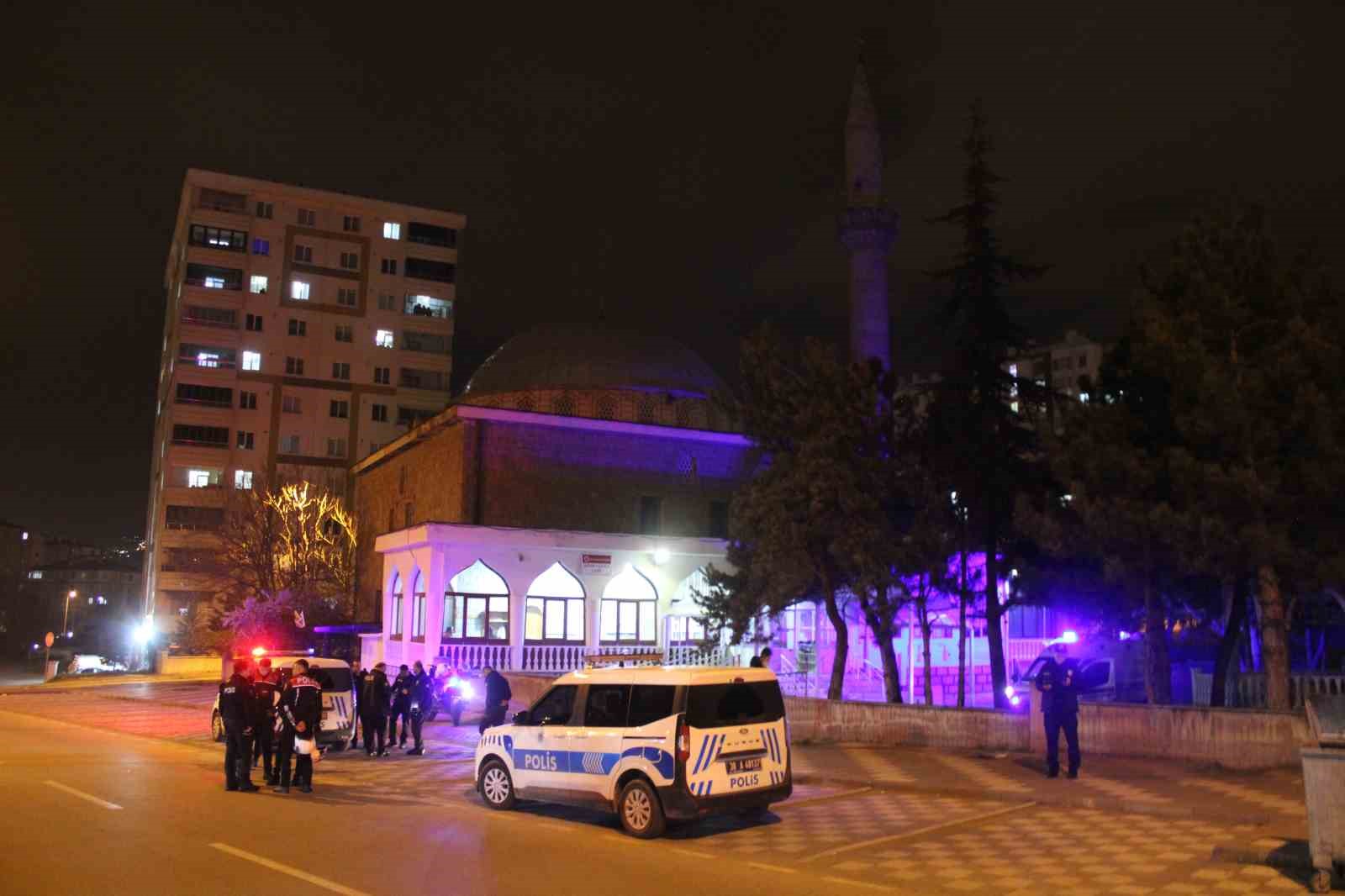 Parkta iki grup tabanca ve bıçakla birbirine girdi: 2 yaralı 6 parkta iki grup tabanca ve bicakla birbirine girdi 2 yarali 2 yLrA5ywM
