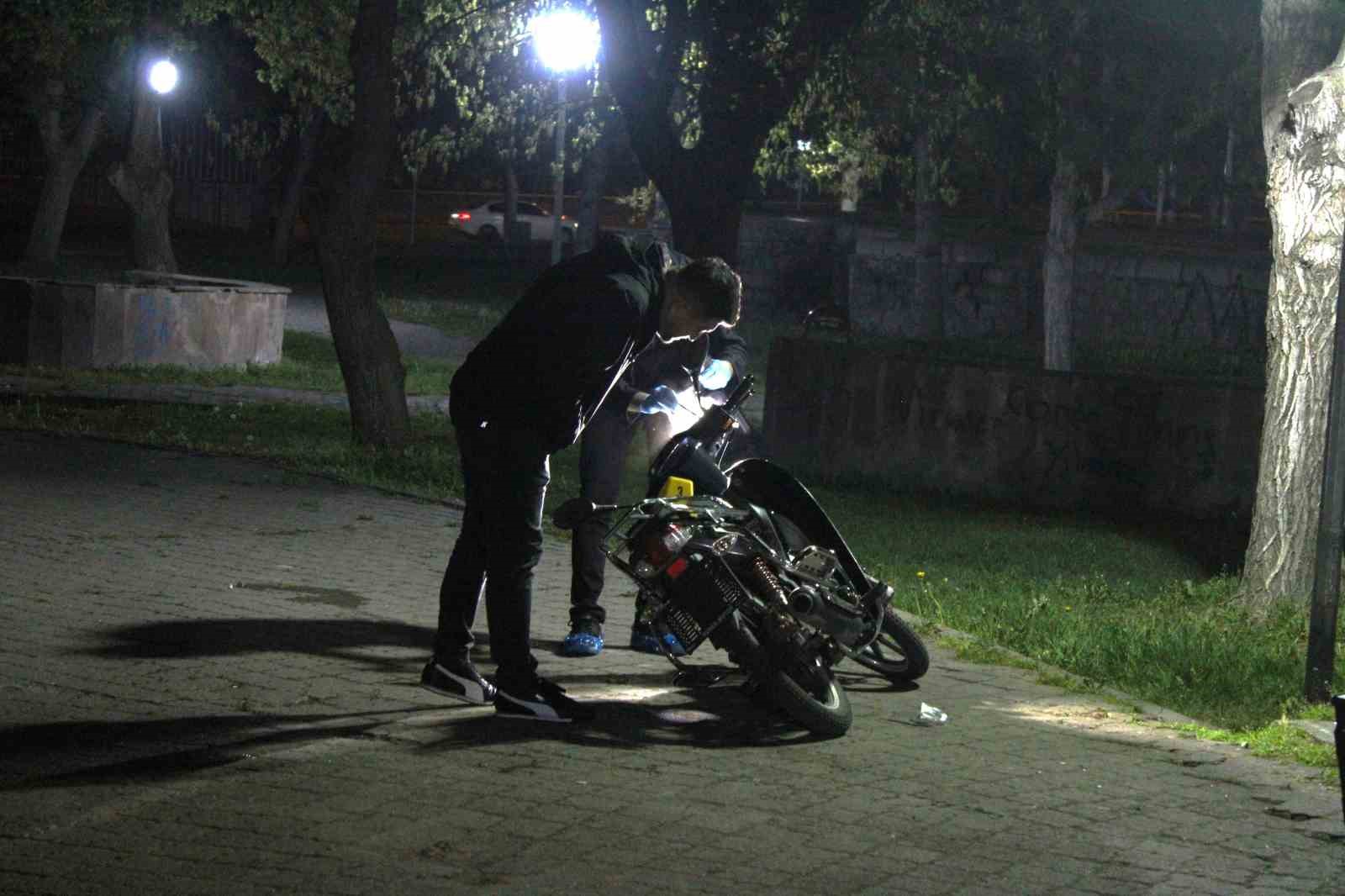 Parkta iki grup tabanca ve bıçakla birbirine girdi: 2 yaralı 7 parkta iki grup tabanca ve bicakla birbirine girdi 2 yarali 3 y2BQV6Zf