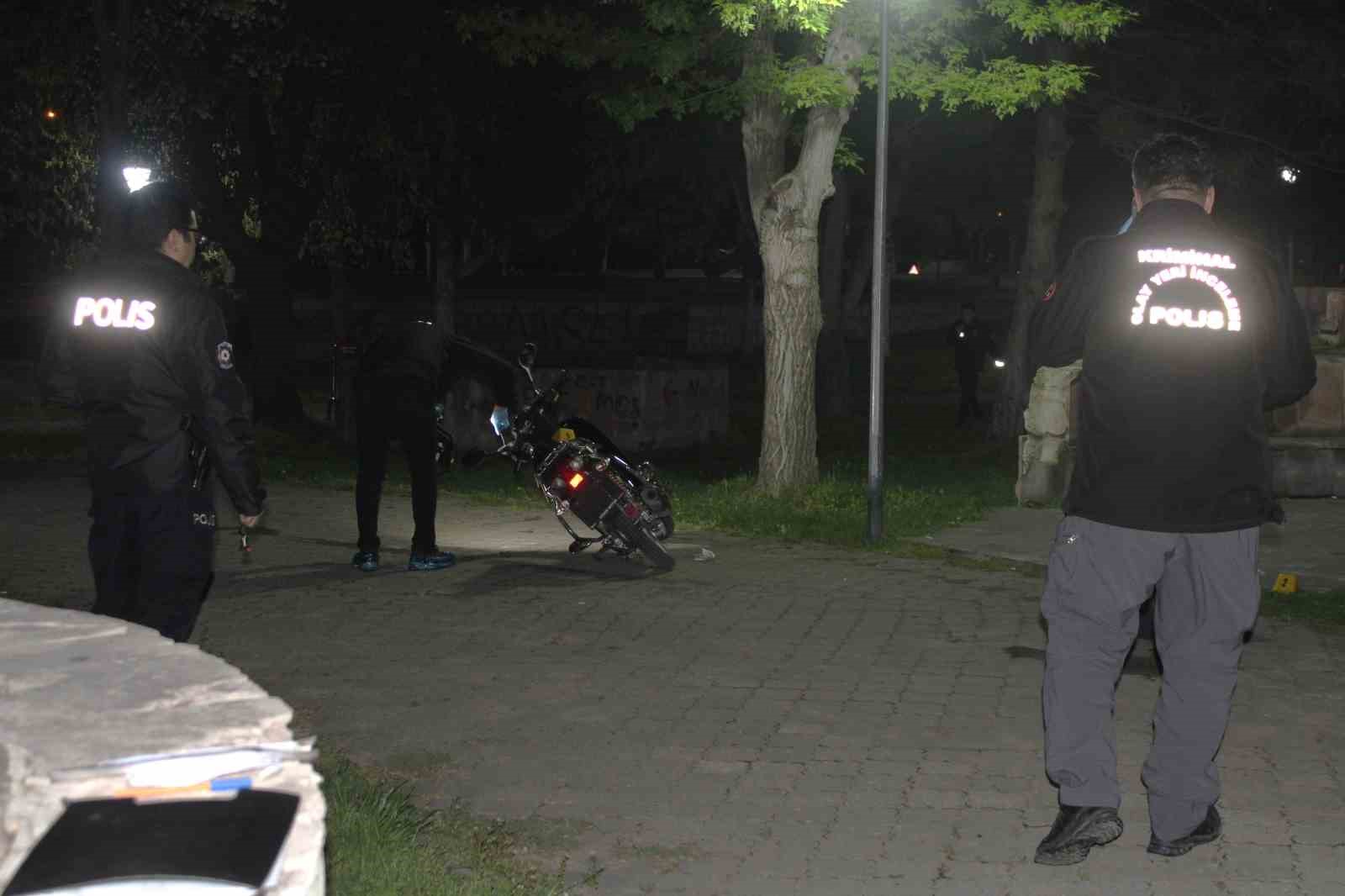 Parkta iki grup tabanca ve bıçakla birbirine girdi: 2 yaralı 8 parkta iki grup tabanca ve bicakla birbirine girdi 2 yarali 4 jYGnSnl5