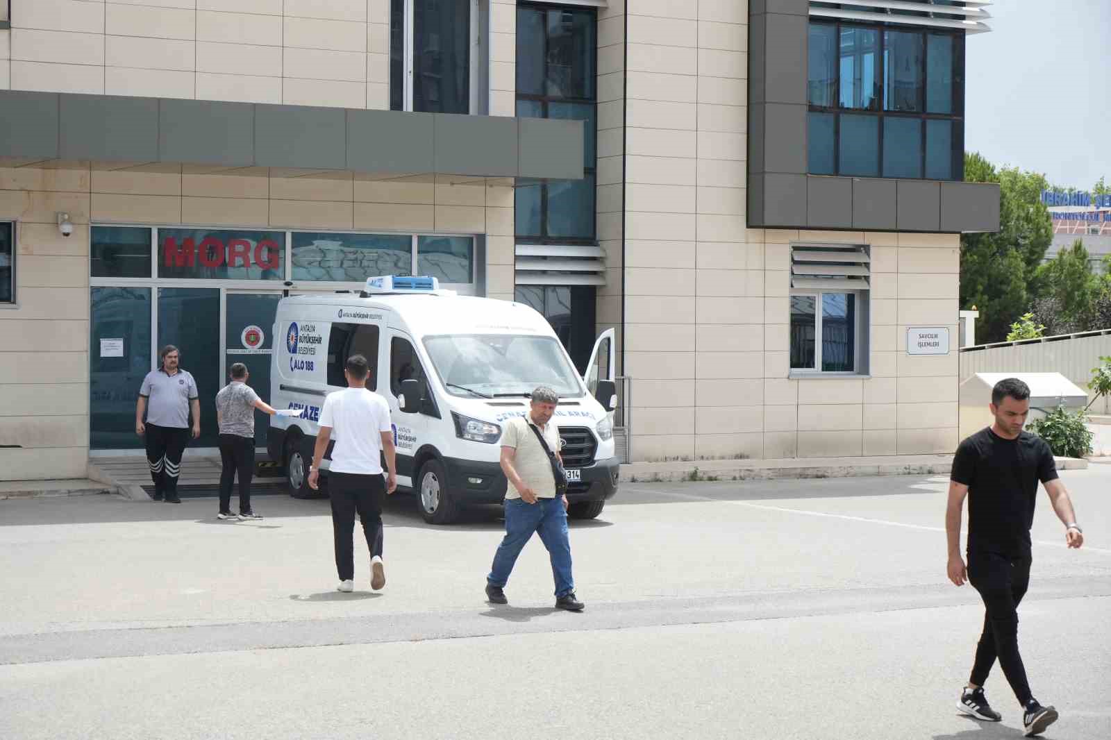 parkta oglunu 37 bicak darbesiyle olduren babaya agirlastirilmis muebbet talebi 4 BRuMEluB