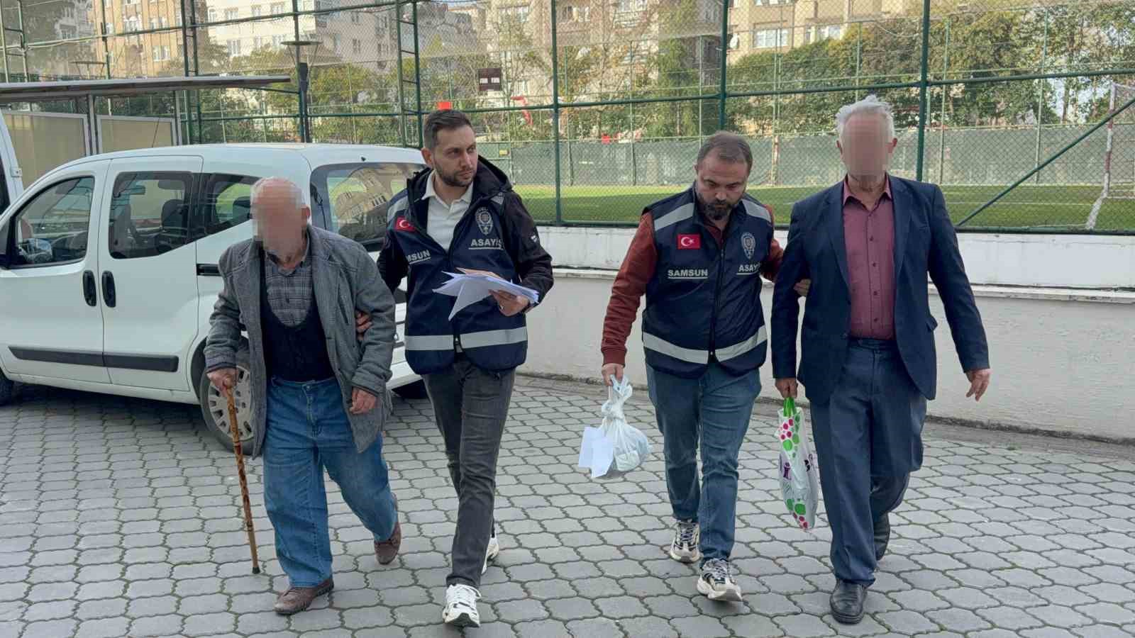 Parkta uygunsuz davranışta bulunan 2 kişi gözaltına alındı 4 parkta uygunsuz davranista bulunan 2 kisi gozaltina alindi 0 lbP9WnwK