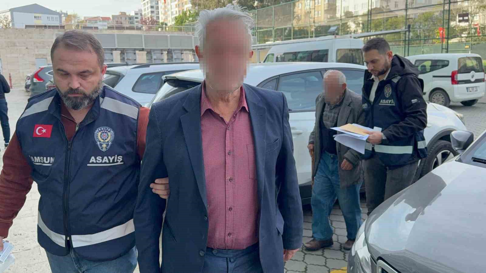 Parkta uygunsuz davranışta bulunan 2 kişi gözaltına alındı 6 parkta uygunsuz davranista bulunan 2 kisi gozaltina alindi 2 LuM1ZMXR