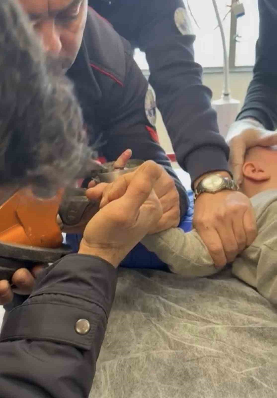 parmagi celik kulluge sikisan bebegin imdadina itfaiye yetisti 1 85K8ZFl1
