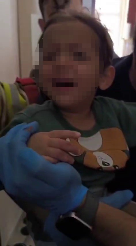 Parmağı sıkışan çocuğun korku dolu ağlayışı anneyi gözyaşı içerisinde bıraktı 5 parmagi sikisan cocugun korku dolu aglayisi anneyi gozyasi icerisinde birakti 1 dfGcZq75