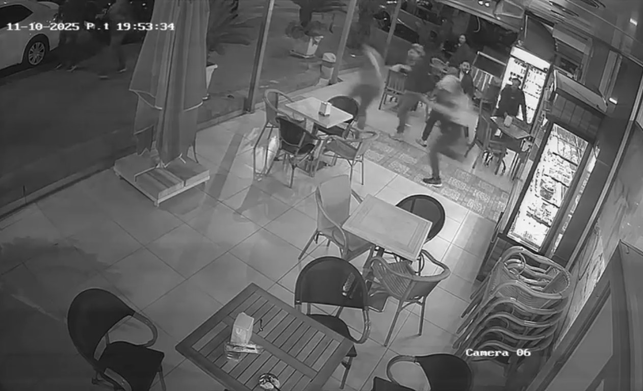 pastanede dehset anlari elinde bicakla musterilere saldirdi 1 PGuP9hqC