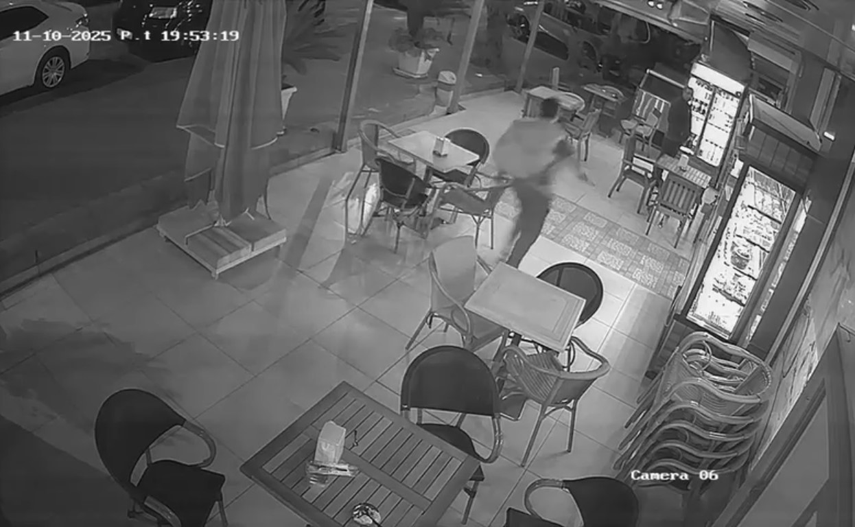 pastanede dehset anlari elinde bicakla musterilere saldirdi 2 QLSSenIQ