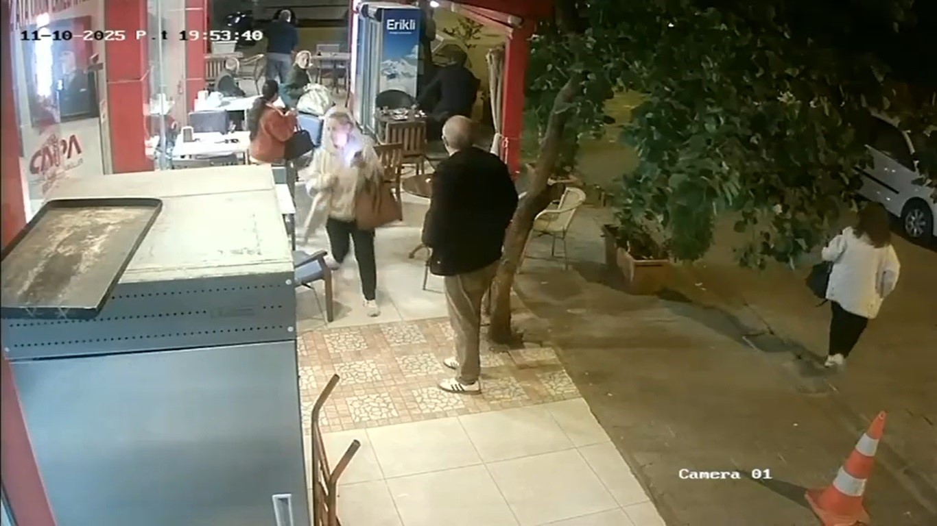pastanede dehset anlari elinde bicakla musterilere saldirdi 3 gUg46t87