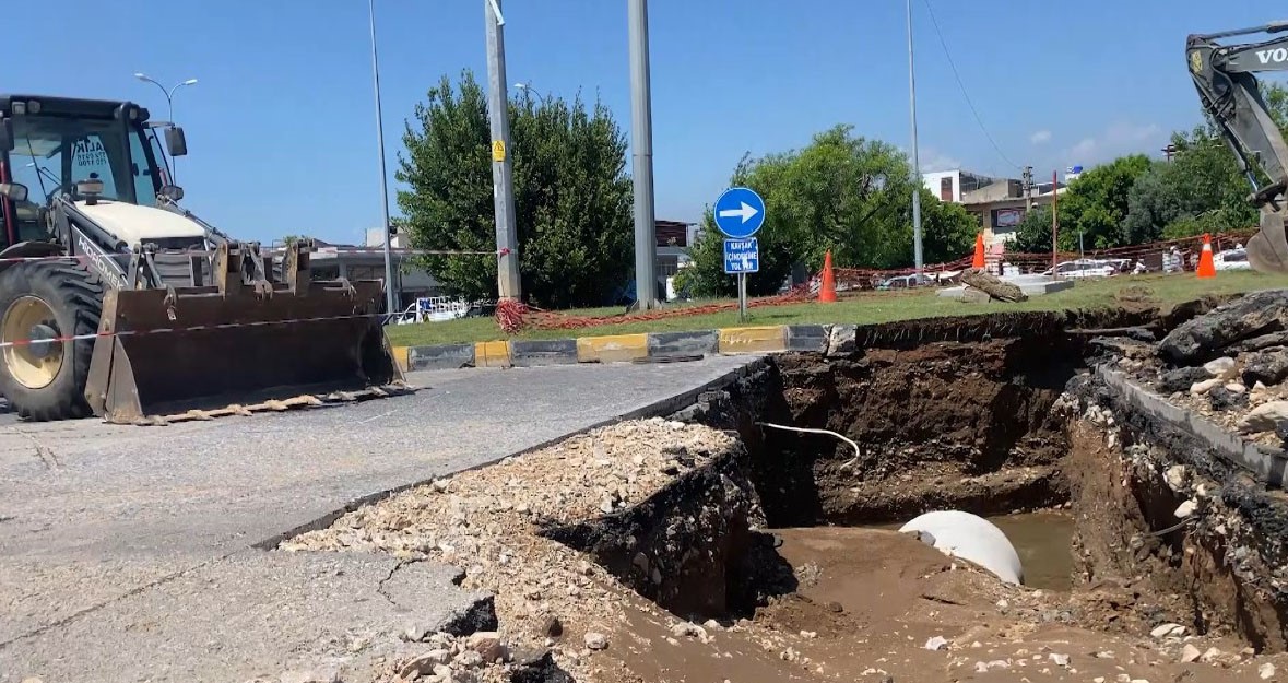 Patlayan ana su borusu yolları göle çevirdi, iş yerleri sular altında kaldı 4 patlayan ana su borusu yollari gole cevirdi is yerleri sular altinda kaldi 0 T7wmTOmt