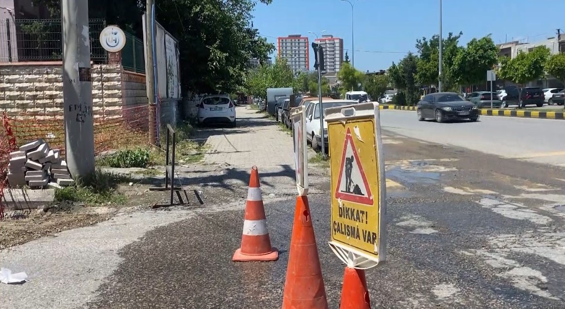 Patlayan ana su borusu yolları göle çevirdi, iş yerleri sular altında kaldı 6 patlayan ana su borusu yollari gole cevirdi is yerleri sular altinda kaldi 2