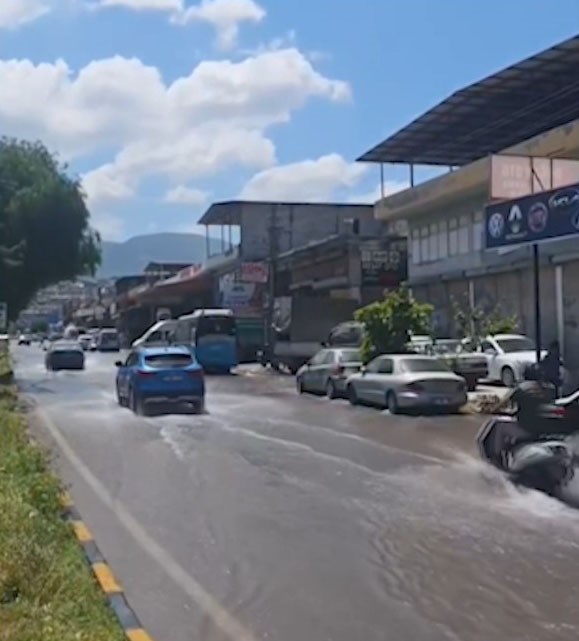 Patlayan ana su borusu yolları göle çevirdi, iş yerleri sular altında kaldı 8 patlayan ana su borusu yollari gole cevirdi is yerleri sular altinda kaldi 4 bM5G3vXR