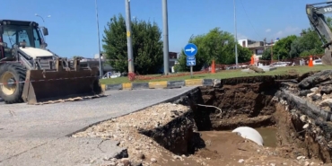 patlayan-ana-su-borusu-yollari-gole-cevirdi-is-yerleri-sular-altinda-kaldi-Kga7CuEw.jpg