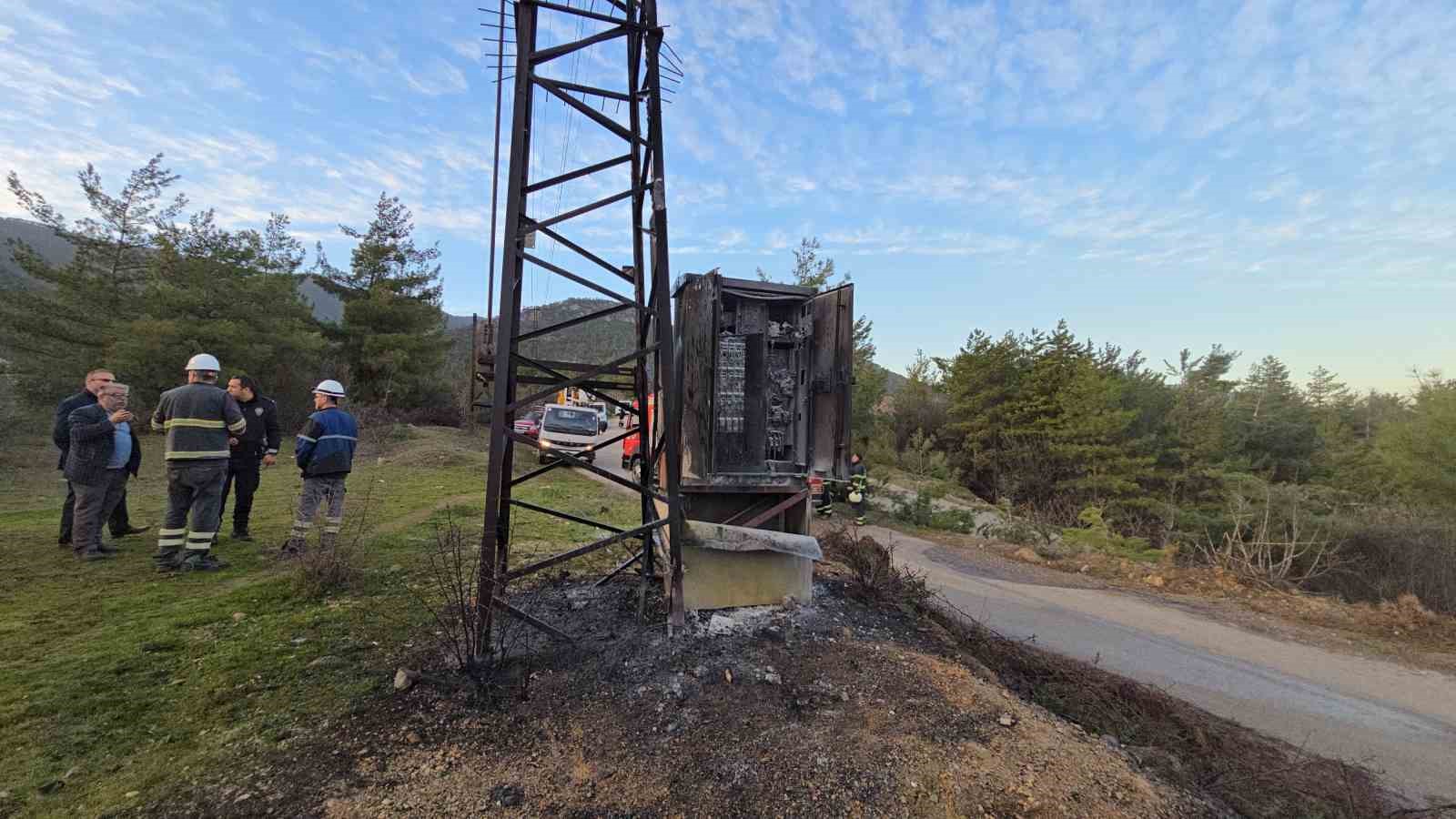 patlayan elektrik trafosu alev aldi 0