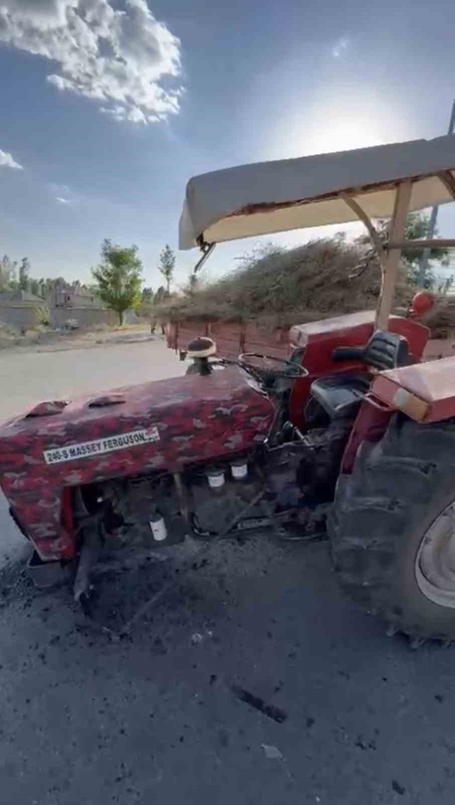 Patnos’ta hafif ticari taksi ile ot yüklü traktör çarpıştı: 3 yaralı 4 patnosta hafif ticari taksi ile ot yuklu traktor carpisti 3 yarali 0