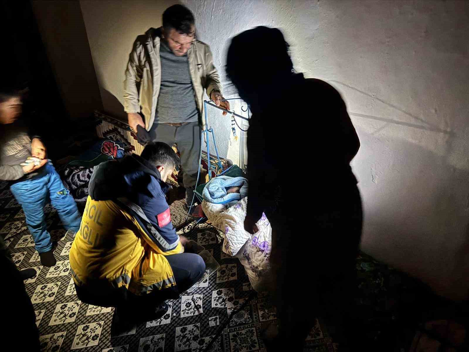 Patnos’ta kar engeline rağmen 40 günlük bebek kurtarıldı 8 patnosta kar engeline ragmen 40 gunluk bebek kurtarildi 4 1DP9Zg8p