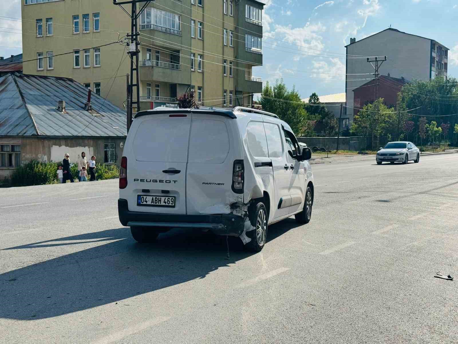Patnos’ta kaza yapan sürücü aracını bırakıp kaçtı 6 patnosta kaza yapan surucu aracini birakip kacti 2 jVPdDOKT