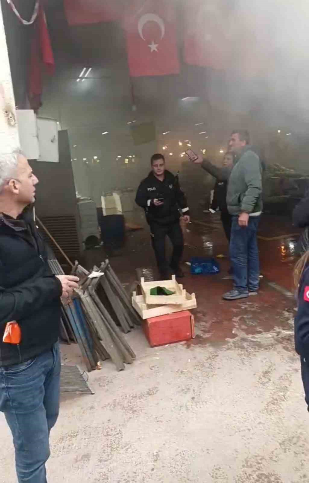 pazar alaninda korkutan anlar 1 kisi dumandan etkilendi 2 U1bYkZmm