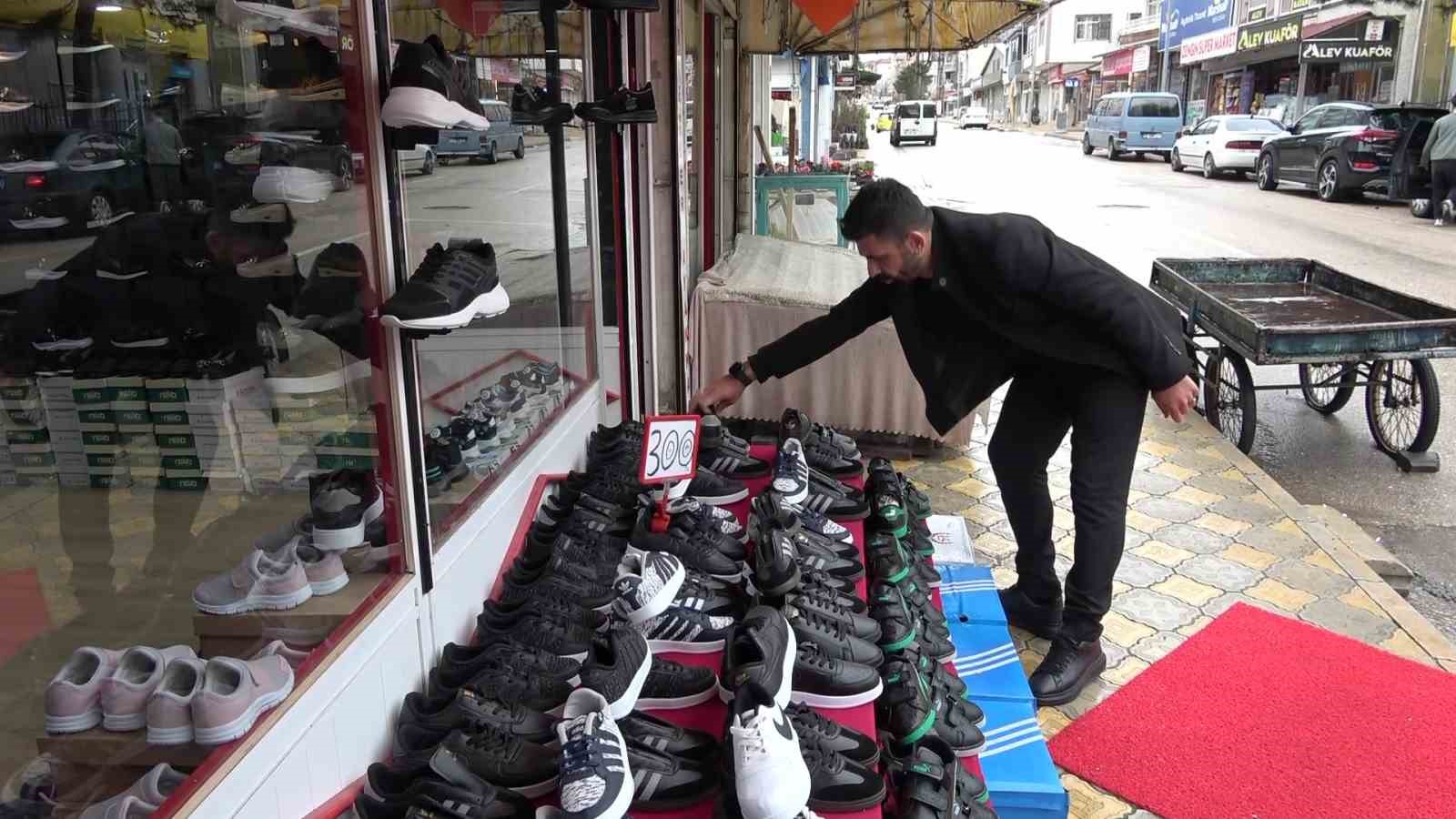 pazarci esnaf bedava bin cift ayakkabi dagitti halktan dua istedi 1 rivbLjlz