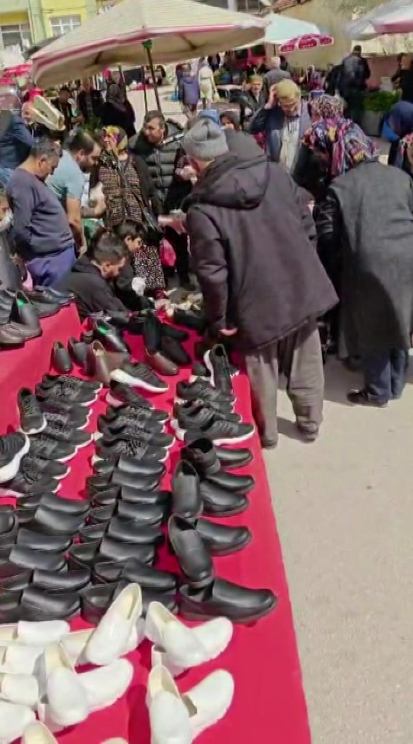 pazarci esnaf bedava bin cift ayakkabi dagitti halktan dua istedi 3 uSuJRGD9
