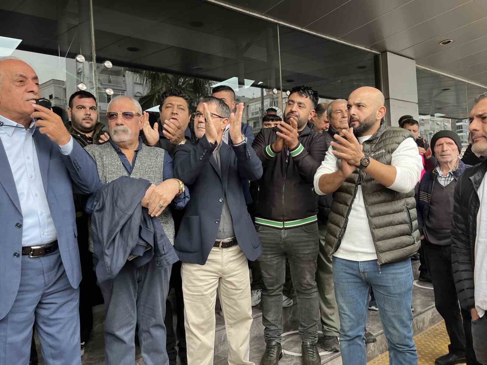 pazarci esnafindan karsiyaka belediyesi onunde eylem 6 MSWNiAUa