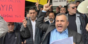 pazarci-esnafindan-karsiyaka-belediyesi-onunde-eylem-AV7IGbt1.jpg