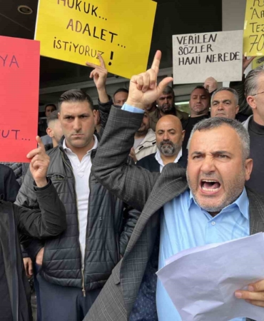 pazarci-esnafindan-karsiyaka-belediyesi-onunde-eylem-AV7IGbt1.jpg