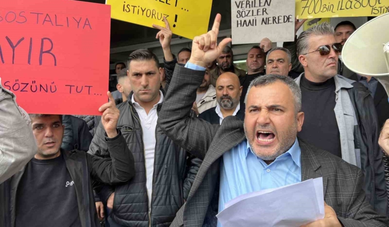 pazarci-esnafindan-karsiyaka-belediyesi-onunde-eylem-AV7IGbt1.jpg