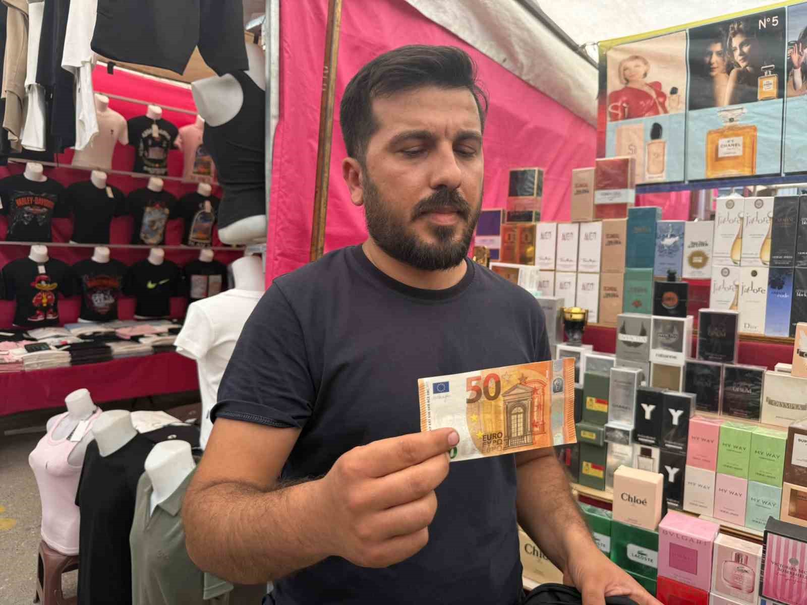 pazarda sahte doviz ve altinlarla alisveris yapmaya calisti esnaf ve zabitanin dikkatiyle yakalandi 1