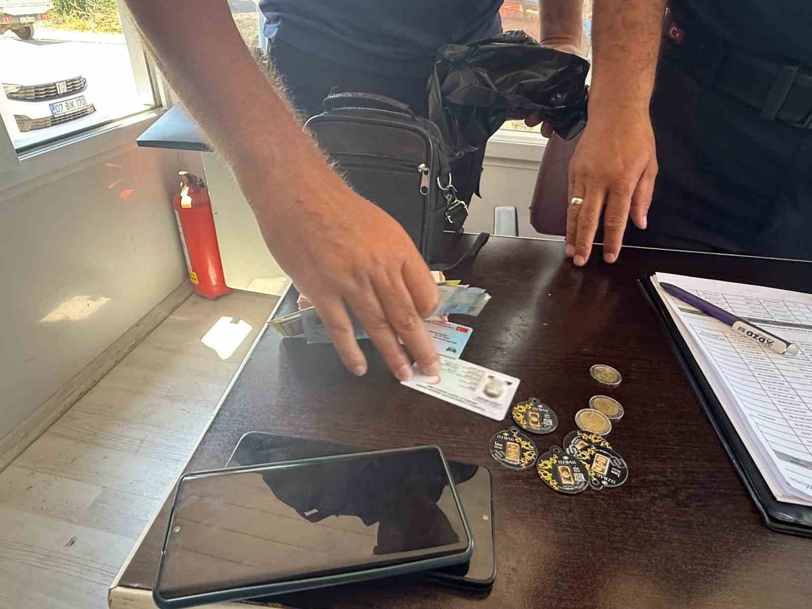 pazarda sahte doviz ve altinlarla alisveris yapmaya calisti esnaf ve zabitanin dikkatiyle yakalandi 2 ds7lhvUe