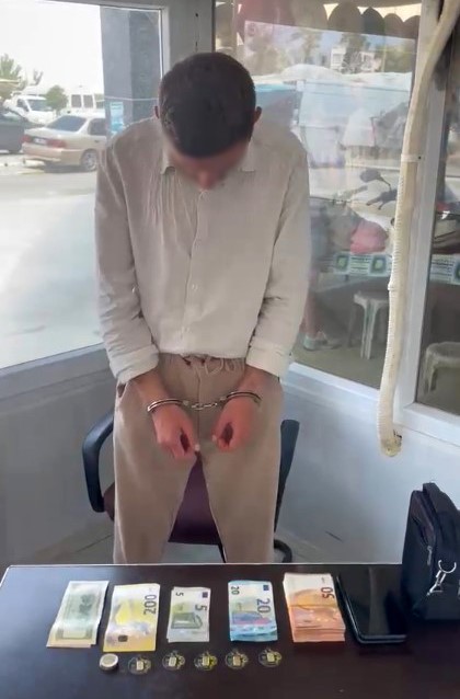 pazarda sahte doviz ve altinlarla alisveris yapmaya calisti esnaf ve zabitanin dikkatiyle yakalandi 3 KkSMbaNh