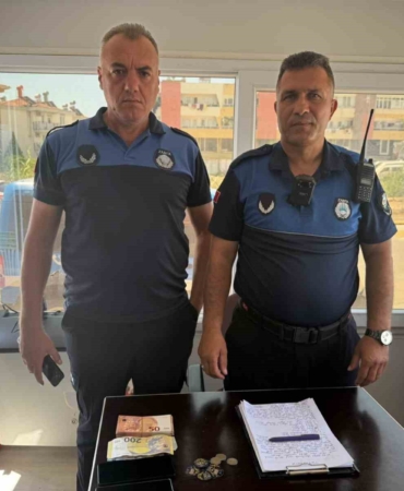 pazarda-sahte-doviz-ve-altinlarla-alisveris-yapmaya-calisti-esnaf-ve-zabitanin-dikkatiyle-yakalandi-m9x8397G.jpg