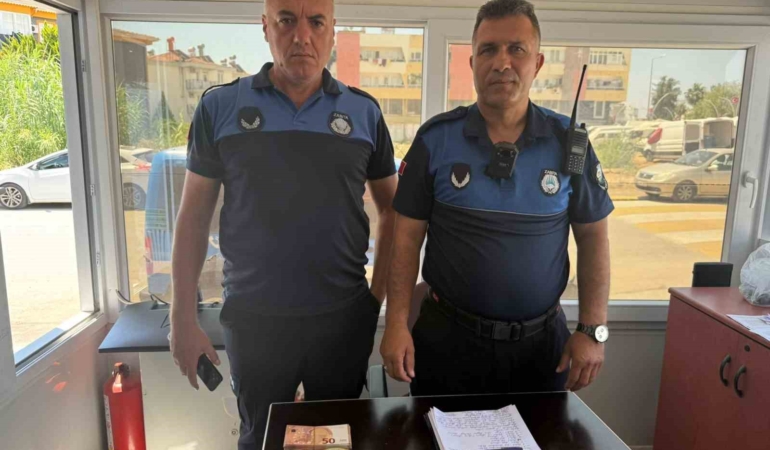 pazarda-sahte-doviz-ve-altinlarla-alisveris-yapmaya-calisti-esnaf-ve-zabitanin-dikkatiyle-yakalandi-m9x8397G.jpg