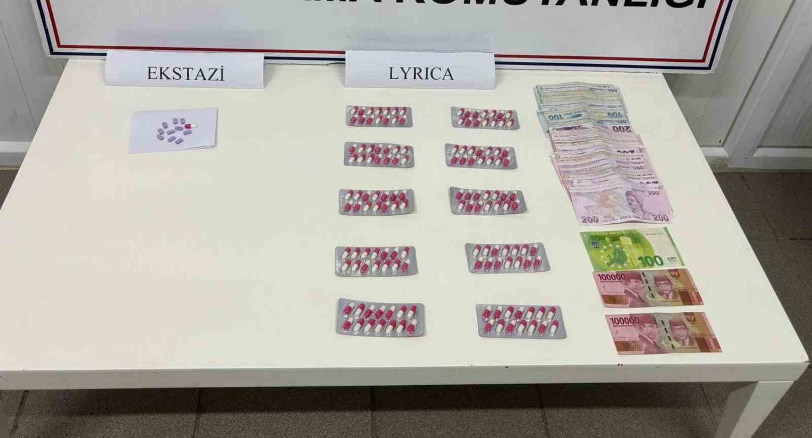 pazarda uyusturucu satarken yakalandi 1