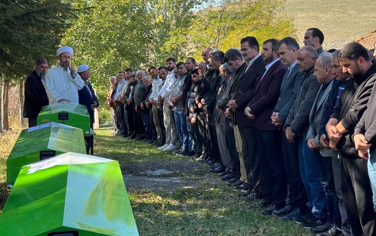 pazardan mezara 3 kardes ve enisteleri yan yana defnedildi 0 AnYiQNd1