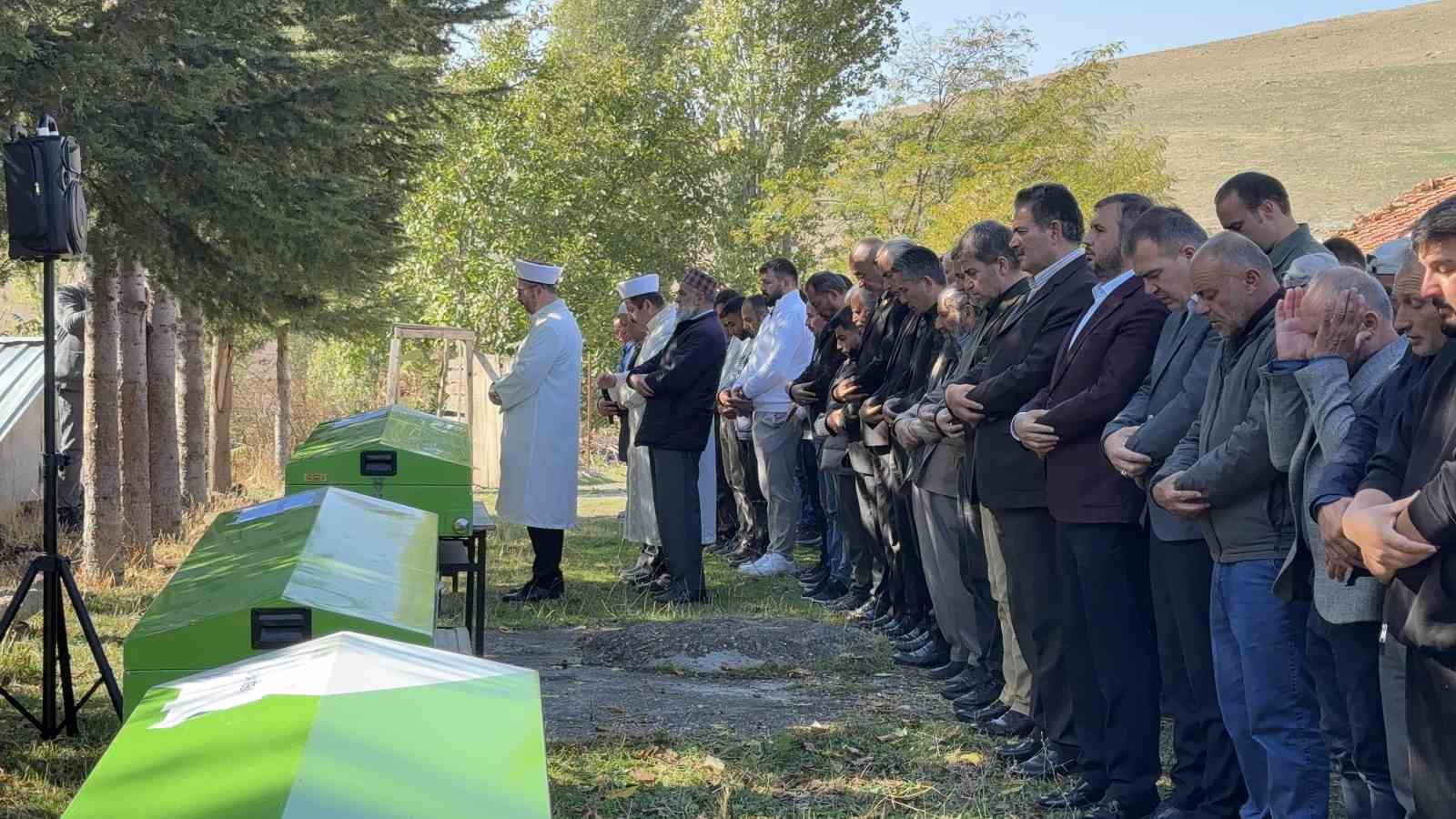 pazardan mezara 3 kardes ve enisteleri yan yana defnedildi 1 quG6UJGB