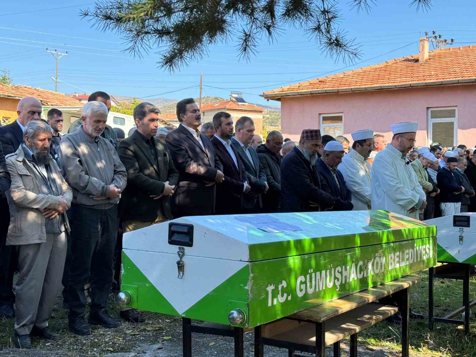 pazardan mezara 3 kardes ve enisteleri yan yana defnedildi 2 CW3CK5Ud