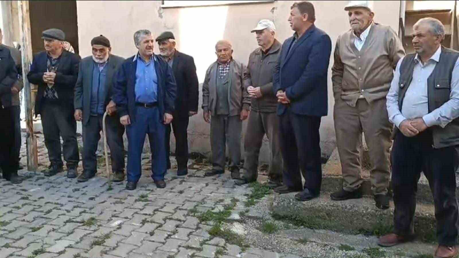 pazardan mezara 3 kardes ve enisteleri yan yana defnedildi 3 GBwhpksH